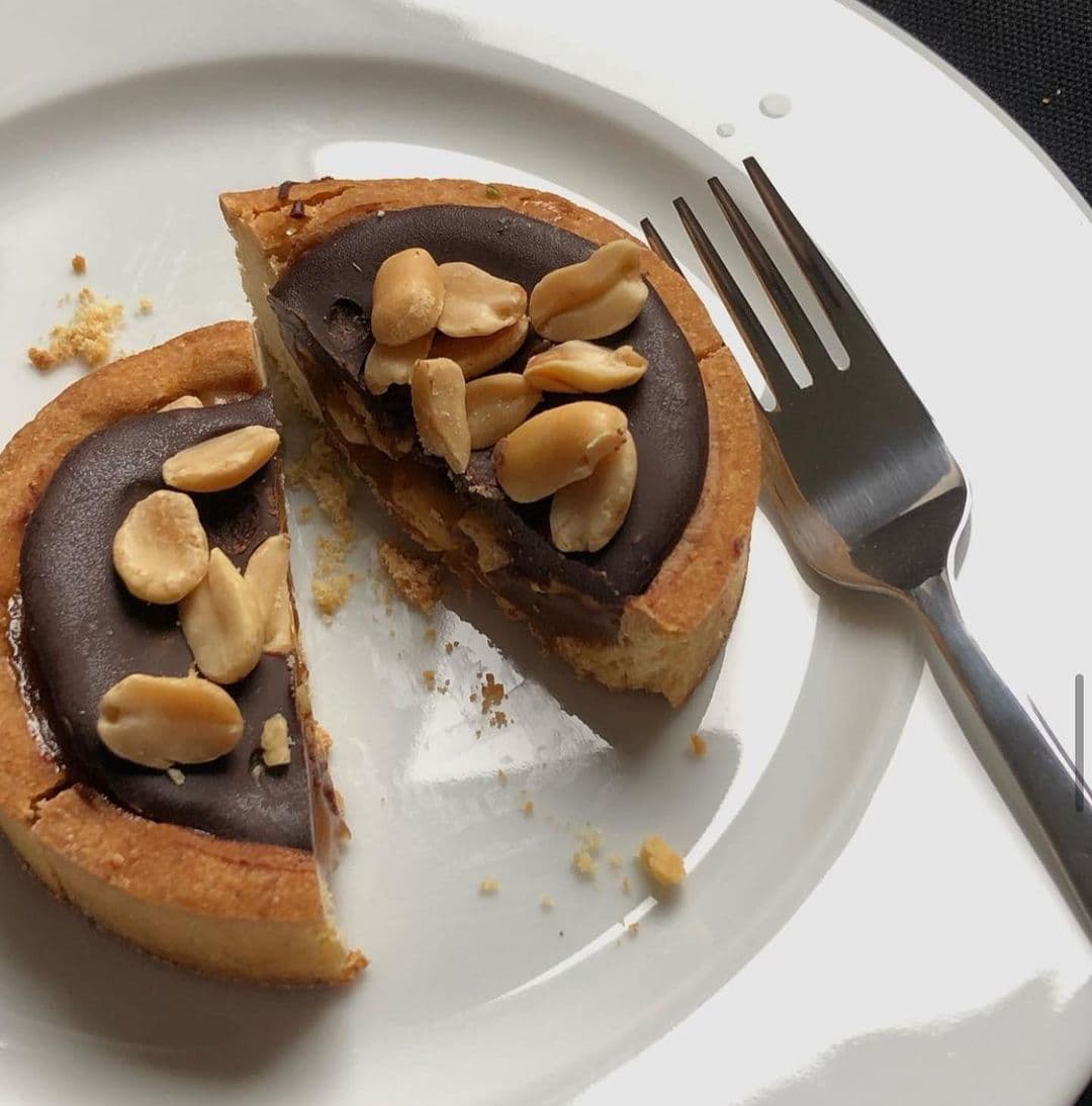 peanut and chocolate vegan tart