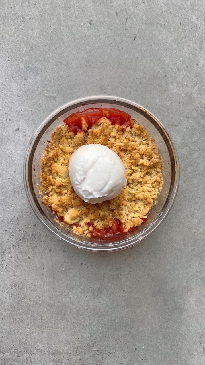 VEGAN STRAWBERRY CRUMBLE